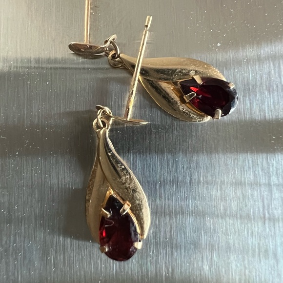 Jewelry - Adorable 14 karat yellow gold garnet pierced earrings